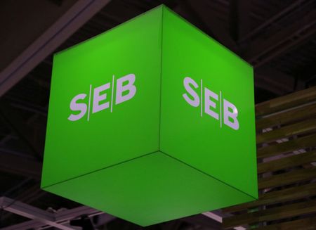 SEB profit climbs on strong interest income, raises dividend