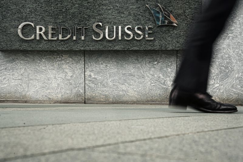 Fraught investors keep pressure on global bank bonds