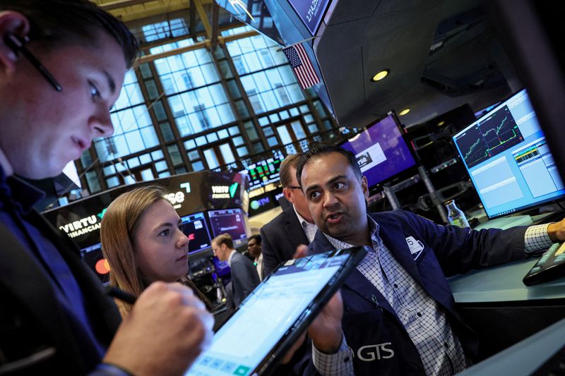 Stock market today: Dow extends win streak as tech shines ahead of earnings