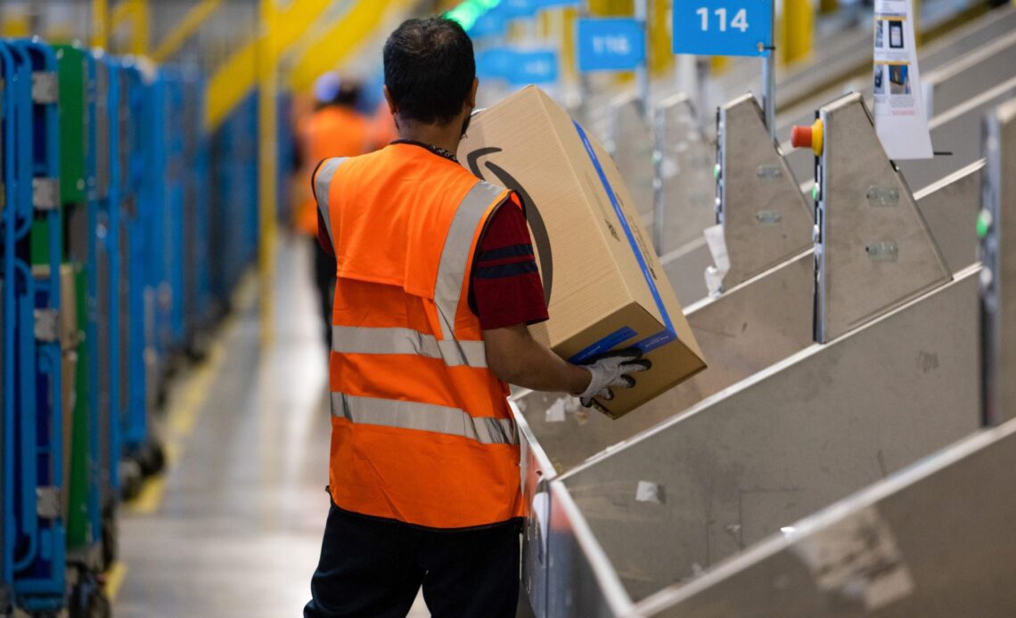 Amazon readies for the holidays by hiring 250,000 workers