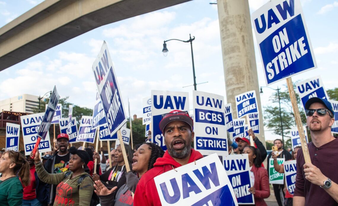 White House team to go to Detroit to help resolve UAW strike