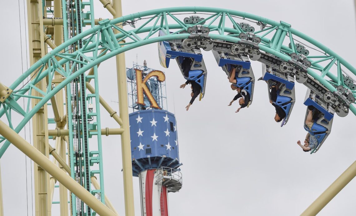 U.S. theme-park operators Cedar Fair, Six Flags to merge