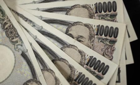 Japanese yen weak, USDJPY rises past 160 on middling BOJ, Fed fears By Investing.com