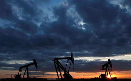 Oil prices slide on US rate jitters, strong dollar By Investing.com