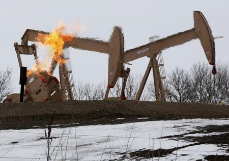 Oil prices flat as rate, inflation jitters offset big inventory draw By Investing.com