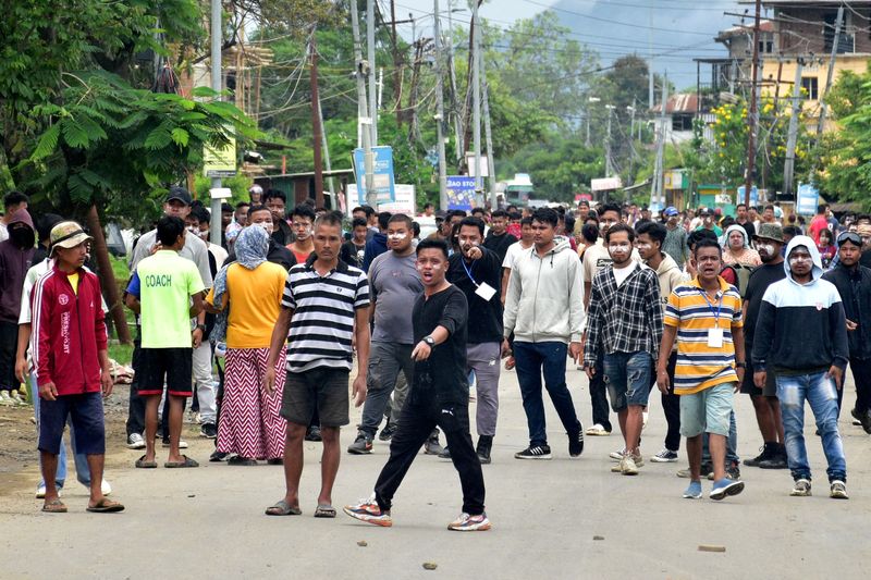 © Reuters. FILE PHOTO: Internally displaced persons (IDPs), who are living in relief camps, react during a protest rally demanding their resettlement in their native places, in Imphal, Manipur, India, August 1, 2024. REUTERS/Stringer/File Photo