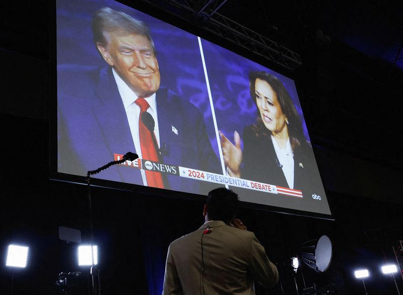 © Reuters. FILE PHOTO: A screen displays the presidential debate hosted by ABC between Republican presidential nominee, former U.S. President Donald Trump and Democratic presidential nominee, U.S. Vice President Kamala Harris in Philadelphia, Pennsylvania, U.S., September 10, 2024. REUTERS/Evelyn Hockstein/File Photo