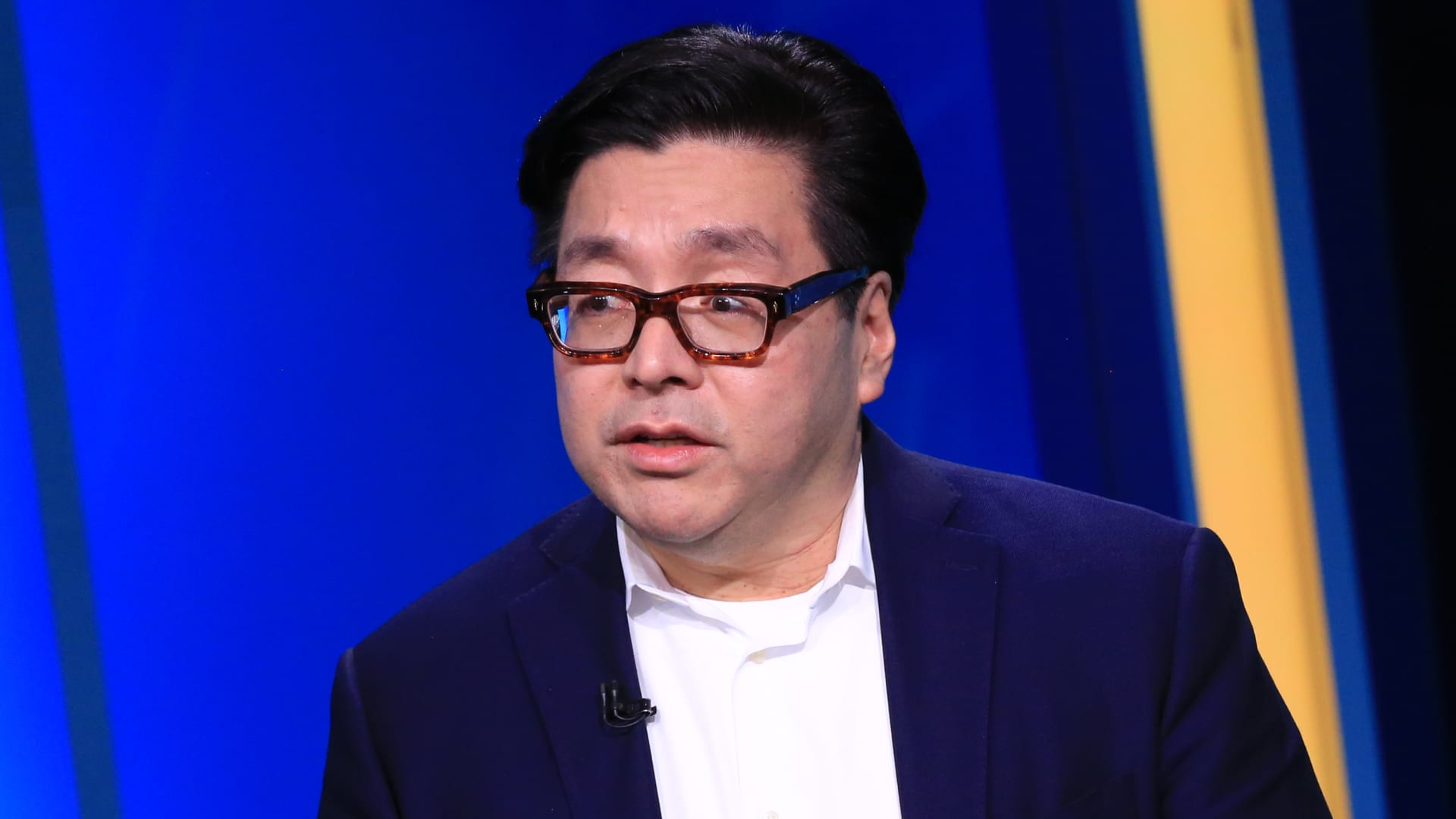 Tom Lee, who's been correctly bullish, turns cautious and sees 7%-10% pullback