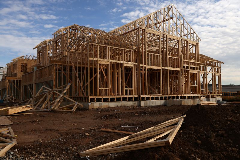 © Reuters. FILE PHOTO: The structural frame of a house is seen at The Collection at Morristown, a housing development by Lennar Corporation, in Morristown, New Jersey, U.S., November 13, 2021. REUTERS/Andrew Kelly/File Photo