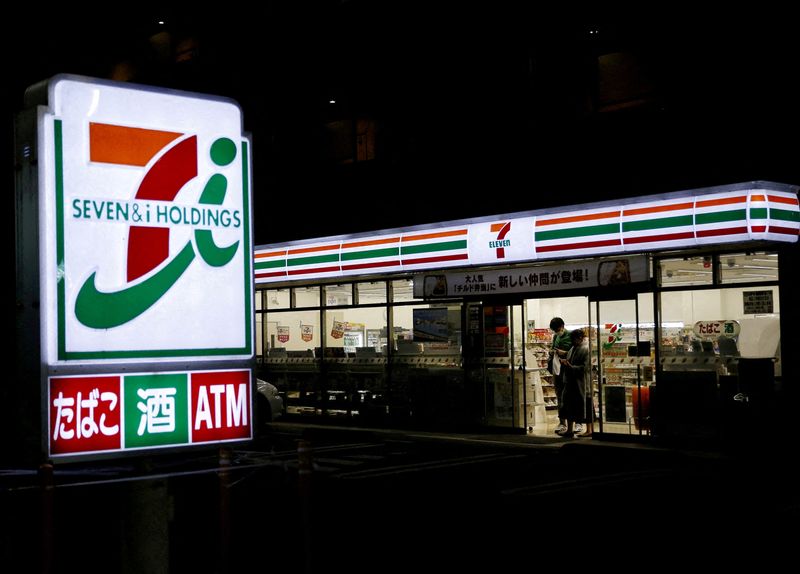 © Reuters. FILE PHOTO: Shoppers walk out from a Seven & i Holdings' 7-Eleven convenience store in Tokyo, Japan, April 7, 2016. REUTERS/Yuya Shino/File Photo