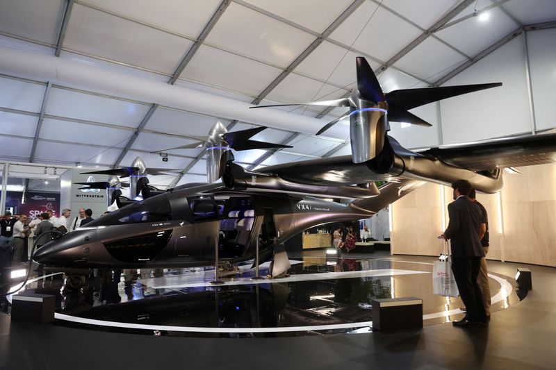 © Reuters. FILE PHOTO: A VX4 vertical aerospace aircraft is on display at the Farnborough International Airshow, in Farnborough, Britain, July 19, 2022. REUTERS/Matthew Childs/File Photo