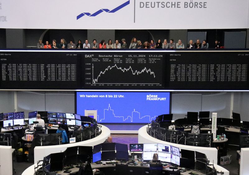 © Reuters. The German share price index DAX graph is pictured at the stock exchange in Frankfurt, Germany, November 15, 2024.  REUTERS/Staff/File Photo