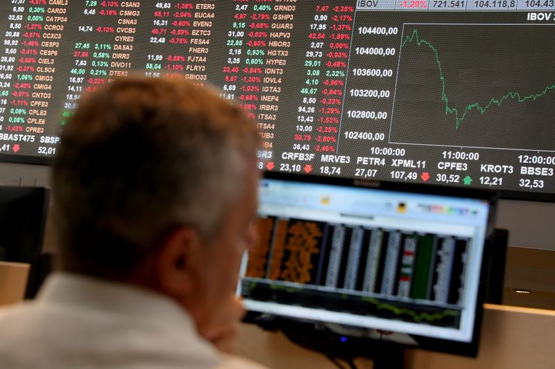 &copy; Reuters Brazil stocks lower at close of trade; Bovespa down 2.40%