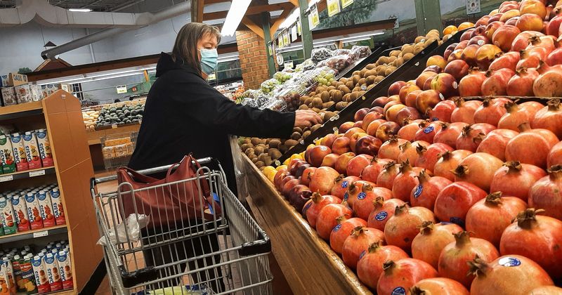 © Reuters. FILE PHOTO: A person shops for fruits at a supermarket in Ottawa, Ontario, Canada , March 27, 2023.  REUTERS/Patrick Doyle/File photo