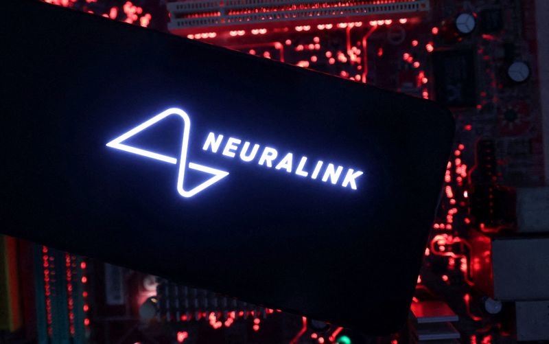 © Reuters. FILE PHOTO: A smartphone with a Neuralink logo displayed is placed on a computer motherboard in this illustration taken on May 15, 2024. REUTERS/Dado Ruvic/Illustration/File Photo