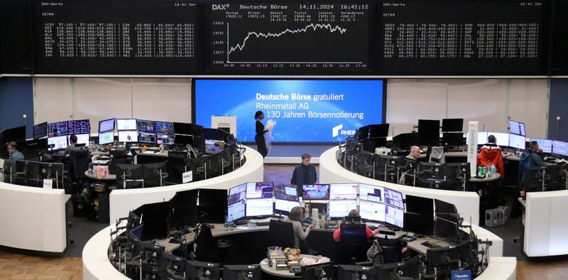 © Reuters. The German share price index DAX graph is pictured at the stock exchange in Frankfurt, Germany, November 14, 2024.  REUTERS/Staff/File Photo