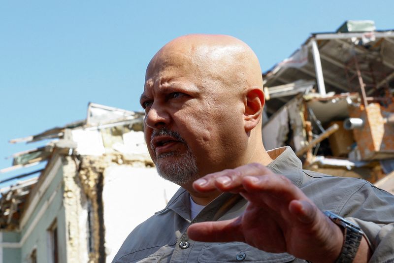 © Reuters. FILE PHOTO: International Criminal Court (ICC) Prosecutor Karim Khan speaks to the media as he visits the Ohmatdyt Children's Hospital hit by a Russian missile strike in July, amid Russia's attack on Ukraine, in Kyiv, Ukraine September 10, 2024. REUTERS/Valentyn Ogirenko/File Photo