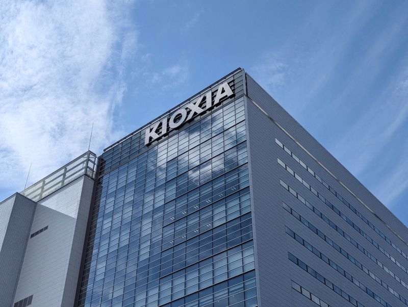 © Reuters. FILE PHOTO: Kioxia's logo is pictured on a building in Kitakami, Japan, Nov. 05, 2024. REUTERS/Sam Nussey/File Photo