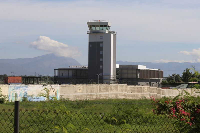 © Reuters. FILE PHOTO: An airport control tower is seen at Toussaint Louverture International Airport after the Federal Aviation Administration (FAA) said it will bar U.S. airlines from operating in Haiti for 30 days after three commercial jetliners were struck by gunfire on Monday, in Port-au-Prince, Haiti November 13, 2024. REUTERS/Marckinson Pierre/File Photo