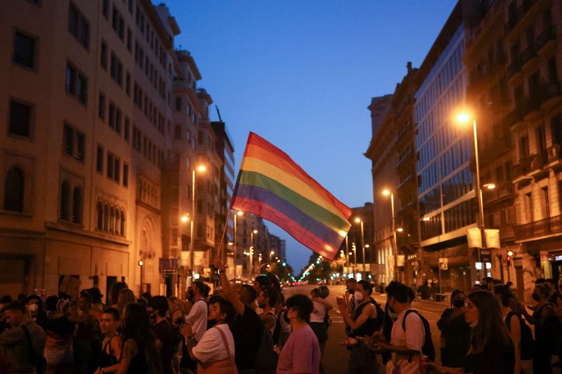 © Reuters. LGBT+ activists protest against homophobic crimes following the death of Samuel Luiz, who was attacked outside a club in A Coruna, in Barcelona, Spain, July 9, 2021. REUTERS/Nacho Doce/File Photo