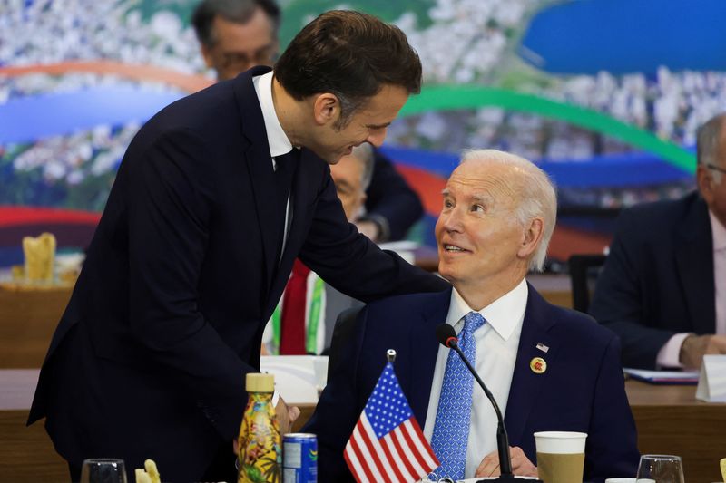 © Reuters. France's President Emmanuel Macron and U.S. President Joe Biden speak during the G20 summit at the Museum of Modern Art in Rio de Janeiro, Brazil, November 18, 2024. REUTERS/Ricardo Moraes