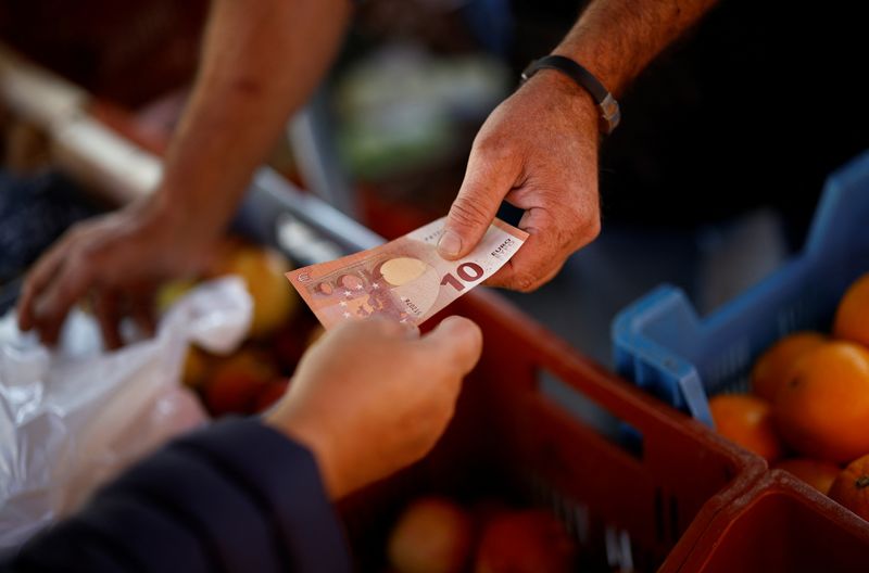 © Reuters. A shopper pays with a ten Euro bank note at a local market in Nantes, France, September 17, 2024. REUTERS/Stephane Mahe/File Photo