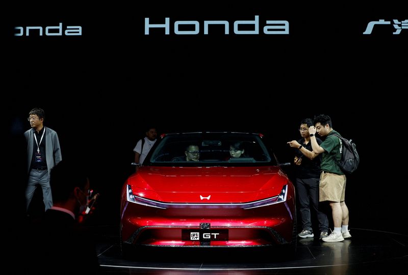 © Reuters. FILE PHOTO: Visitors look at the Honda Ye GT electric vehicle displayed at the Beijing International Automotive Exhibition, or Auto China 2024, in Beijing, China, April 25, 2024. REUTERS/Tingshu Wang/File Photo