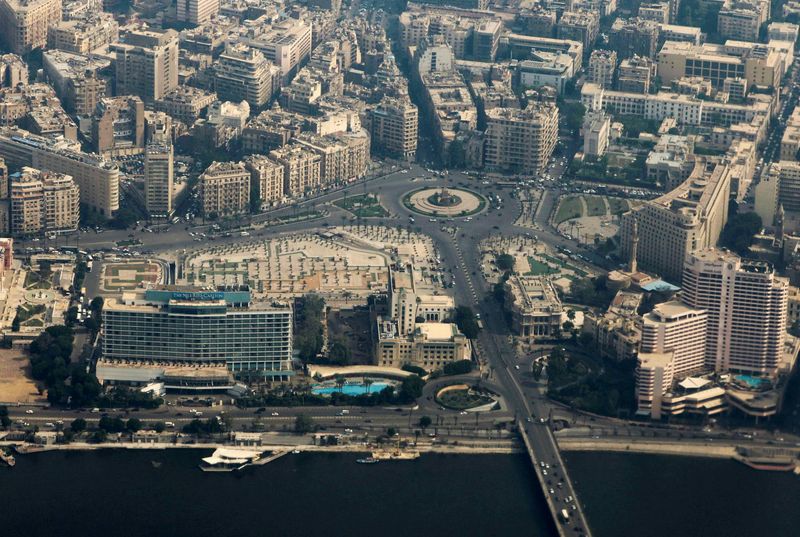 © Reuters. FILE PHOTO: An aerial view of Tahrir Square surrounded by buildings and houses is pictured through a plane window, in Cairo, Egypt, November 6, 2024. REUTERS/Mohamed Abd El Ghany/File Photo