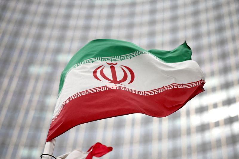 © Reuters. FILE PHOTO: Iranian flag flies in front of the UN office building, housing IAEA headquarters, in Vienna, Austria, May 24, 2021. REUTERS/Lisi Niesner/File Photo