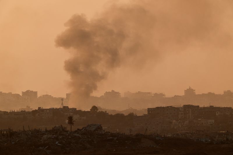 © Reuters. FILE PHOTO: Smoke rises from North Gaza, amid the ongoing conflict in Gaza between Israel and Hamas, as seen from Sderot, Israel, November 17, 2024. REUTERS/Amir Cohen/File Photo