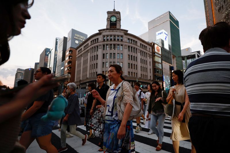 © Reuters. FILE PHOTO: People cross the street at Ginza shopping district in Tokyo, Japan, August 11, 2024. REUTERS/Willy Kurniawan/File Photo