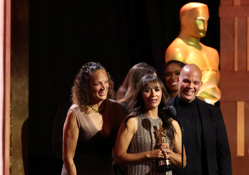 © Reuters. Quincy Jones' daughter Rashida Jones reacts while accepting the Honorary Award on behalf of her late father during the Academy of Motion Picture Arts and Sciences 15th Governors Awards at the Ray Dolby Ballroom in Los Angeles, California, U.S. November 17, 2024. REUTERS/Mario Anzuoni