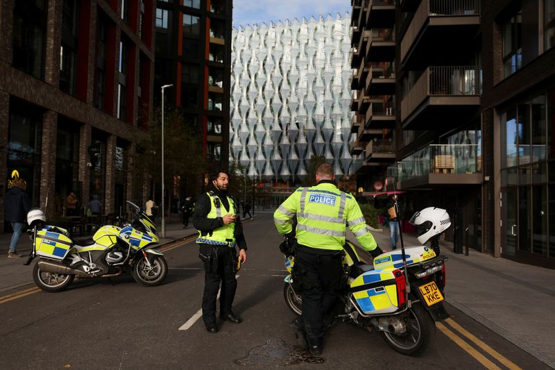 © Reuters. FILE PHOTO: Police officers block the street near the U.S. Embassy, amid ongoing investigation following an incident in London, Britain, November 22, 2024. REUTERS/Mina Kim/File Photo