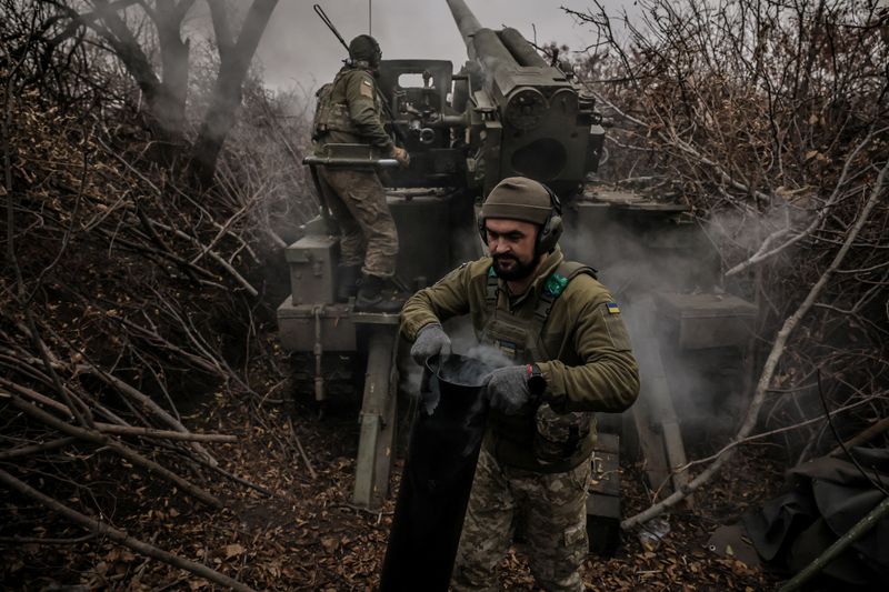 © Reuters. FILE PHOTO: A serviceman of 24th Mechanized brigade named after King Danylo of the Ukrainian Armed Forces fires a 2s5