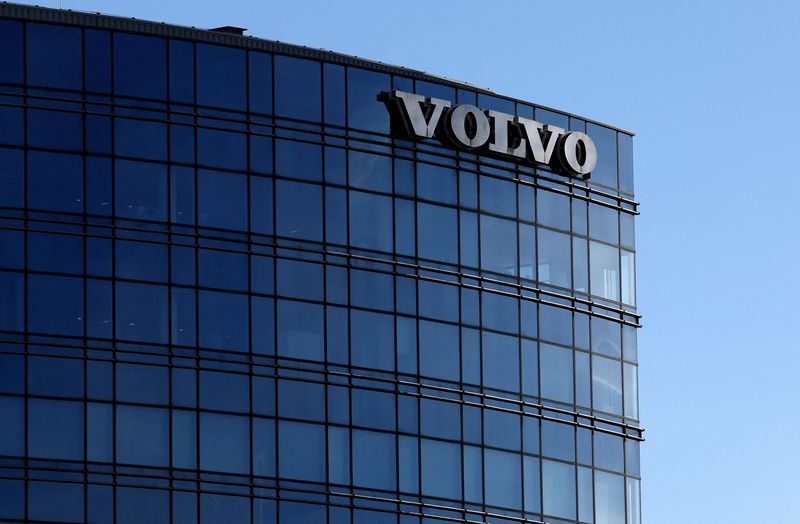 © Reuters. FILE PHOTO: A Volvo logo is pictured in Brussels, Belgium March 4, 2024. REUTERS/Yves Herman/File Photo