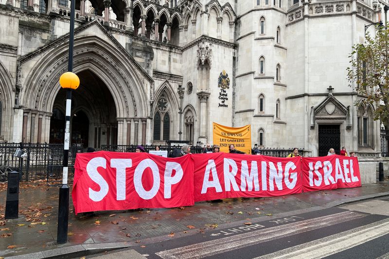 © Reuters. Protesters demonstrate outside the Royal Courts of Justice ahead of a legal challenge brought by the Palestinian NGO Al-Haq over Britain's exports of parts for F-35 fighter jets to Israel, amid its conflict with Hamas, in London, Britain, November 18, 2024. REUTERS/Sam Tobin