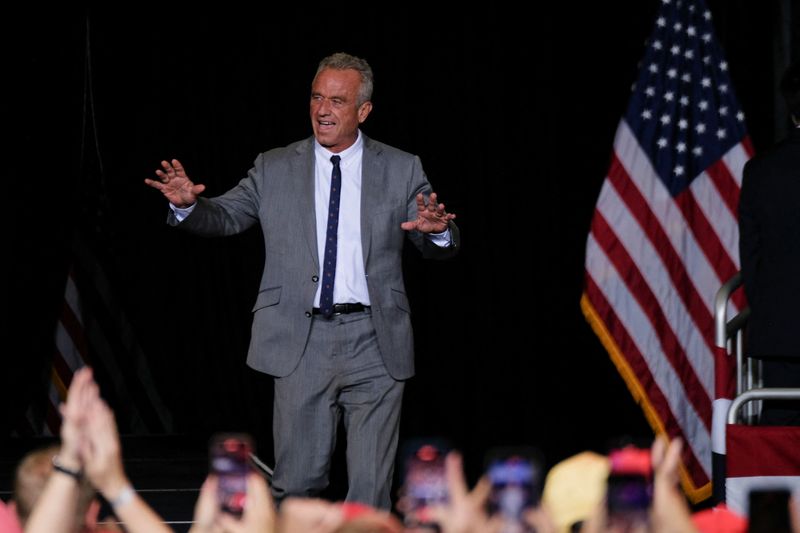 © Reuters. FILE PHOTO: Robert F. Kennedy Jr. attends a campaign event for Republican presidential nominee and former U.S. President Donald Trump in Milwaukee, Wisconsin, U.S. November 1, 2024.  REUTERS/Joel Angel Juarez/File Photo