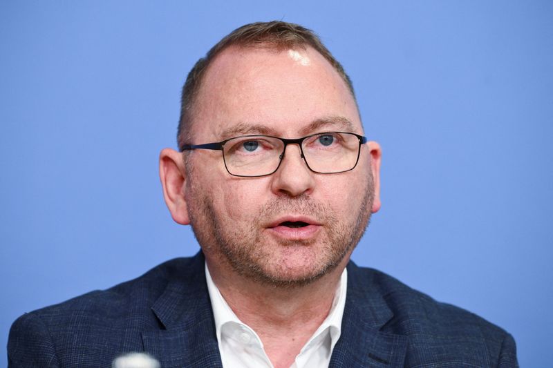 © Reuters. FILE PHOTO: Frank Werneke, Chairman of the German united services trade union ver.di attends a news conference in Berlin, Germany, March 23, 2023. REUTERS/Annegret Hilse/File Photo