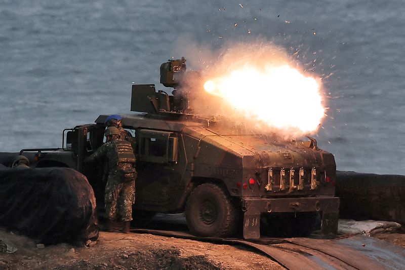 © Reuters. FILE PHOTO: A U.S.-made TOW-2A wire-guided anti-tank missile launched by Taiwanese soldiers from a M1167 TOW carrier vehicle at the Fangshan training grounds in Pingtung, Taiwan, Aug. 26, 2024. REUTERS/Ann Wang/File Photo