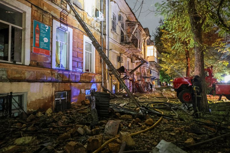 © Reuters. A firefighter works at a site of an apartment building damaged during Russian missile and drone strikes, amid Russia's attack on Ukraine, in Odesa, Ukraine November 15, 2024. REUTERS/Nina Liashonok