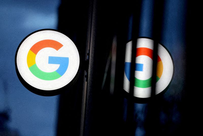 © Reuters. FILE PHOTO: The logo for Google is seen at a Google store in Manhattan, New York City, U.S., November 17, 2021. REUTERS/Andrew Kelly/File Photo