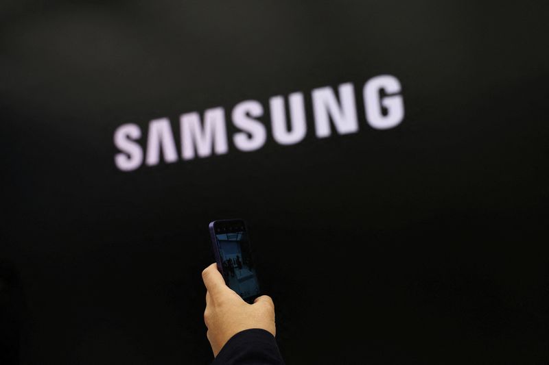 © Reuters. FILE PHOTO: A visitor uses a Samsung Electronics' flagship smartphone Galaxy S24 during its unveiling ceremony in Seoul, South Korea, January 15, 2024. REUTERS/Kim Hong-Ji/File Photo