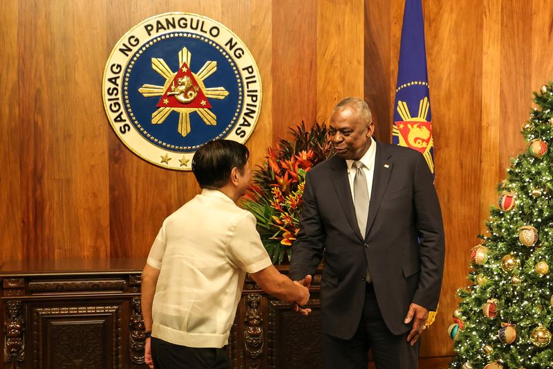 © Reuters. U.S. Defense Secretary Lloyd Austin shakes hands with Philippine President Ferdinand Marcos Jr during a courtesy call at the Malacanang Palace in Manila, Philippines, November 18, 2024. Gerard Carreon/Pool via REUTERS  Gerard Carreon/Pool via REUTERS