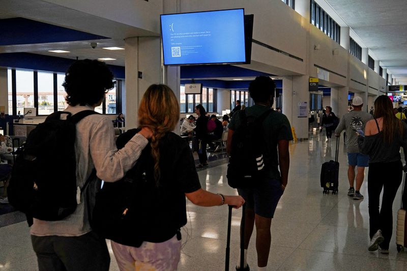 © Reuters. FILE PHOTO: Travelers walk past a monitor inside Terminal C in Newark International Airport in Newark, New Jersey, U.S., July 19, 2024. REUTERS/Bing Guan/File Photo