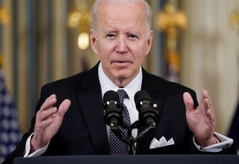 © Reuters. FILE PHOTO: U.S. President Joe Biden announces his budget proposal for fiscal year 2023, in the State Dining Room at the White House in Washington, U.S., March 28, 2022. REUTERS/Kevin Lamarque/File Photo