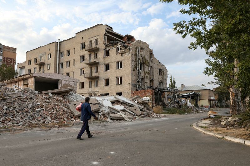 © Reuters. FILE PHOTO: A man walks past a building damaged by a Russian military strike in seen in the town of Pokrovsk, amid Russia's attack on Ukraine, in Donetsk region, Ukraine September 17, 2024. REUTERS/Anton Shynkarenko/File Photo