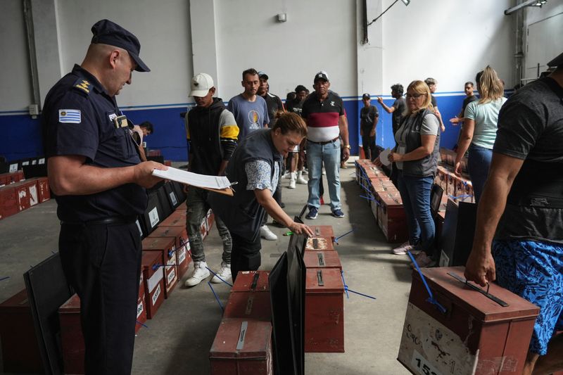 © Reuters. Election workers prepare voting materials for Sunday's presidential run-off election, in Montevideo, Uruguay November 23, 2024. REUTERS/Mariana Greif