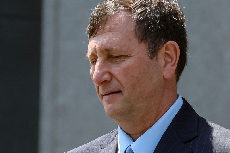 © Reuters. FILE PHOTO: Alex Mashinsky, founder and former CEO of bankrupt cryptocurrency lender Celsius Network, exits the Manhattan federal court in New York City, U.S., July 25, 2023.  REUTERS/Brendan McDermid/File Photo