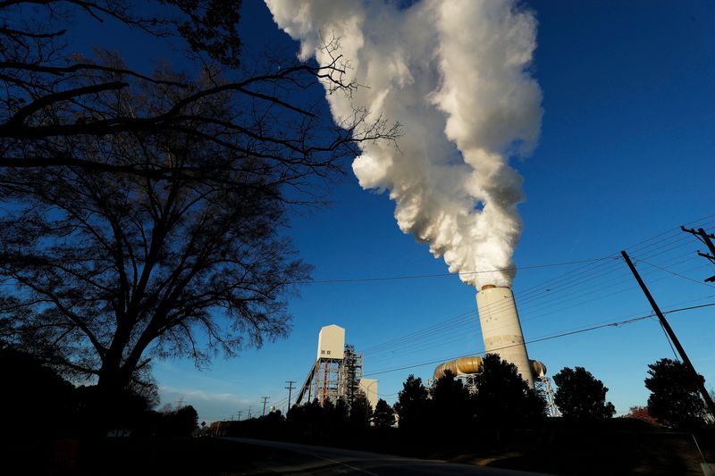 © Reuters. FILE PHOTO: A view of Duke Energy’s Marshall Power Plant in Sherrills Ford, North Carolina, U.S. November 29, 2018.  REUTERS/Chris Keane/File Photo