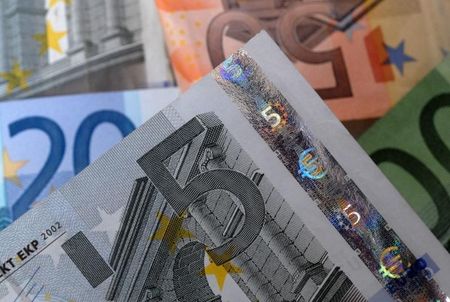 Euro slides on political turmoil in France By Investing.com